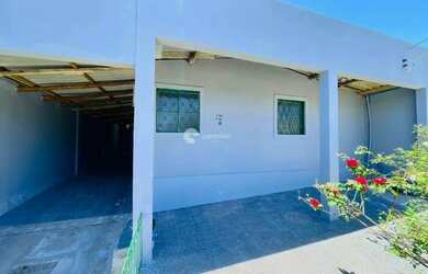 Imagem: A casa possui 3 Dormitórios, 2 Banheiros, 2 Vagas na garagem