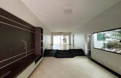 Imagem: A casa possui 4 Dormitórios, 4 Banheiros, 3 Vagas na garagem