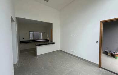 Imagem: A casa possui 2 Dormitórios, 2 Banheiros, 3 Vagas na garagem