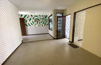 Imagem: A casa possui 5 Dormitórios, 3 Banheiros e está localizado