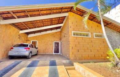 Imagem: A casa possui 4 Dormitórios, 3 Banheiros, 4 Vagas na garagem