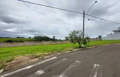 Imagem: O terreno possui 300m² de Área e está localizado em Distrito