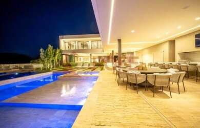 Imagem: A casa possui 5 Dormitórios, 5 Banheiros, 5 Vagas na garagem