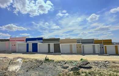 Imagem: A casa possui 3 Dormitórios, 2 Banheiros, 1 Vaga na garagem