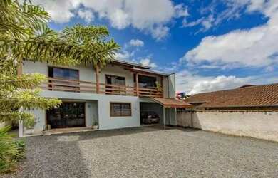 Imagem: A casa possui 4 Dormitórios, 3 Banheiros, 3 Vagas na garagem