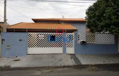 Imagem: A casa possui 3 Dormitórios, 2 Banheiros, 2 Vagas na garagem