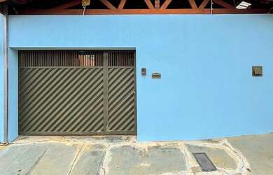 Imagem: A casa possui 2 Dormitórios, 1 Banheiro, 1 Vaga na garagem