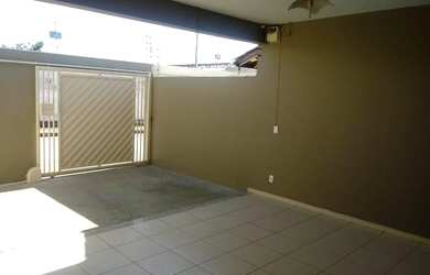 Imagem: A casa possui 3 Dormitórios, 3 Vagas na garagem e está localizado