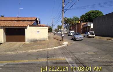 Imagem: A casa possui 3 Dormitórios, 3 Banheiros, 3 Vagas na garagem