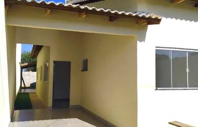 Imagem: A casa possui 3 Dormitórios, 2 Banheiros, 2 Vagas na garagem