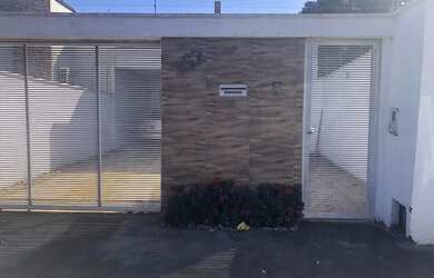 Imagem: A casa possui 3 Dormitórios, 3 Banheiros, 2 Vagas na garagem