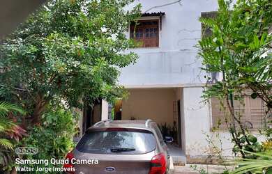 Imagem: A casa possui 3 Dormitórios, 1 Banheiro, 2 Vagas na garagem