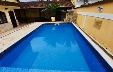 Imagem: A casa possui 2 Dormitórios, 2 Banheiros, 2 Vagas na garagem