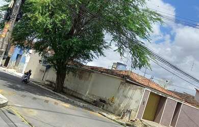 Imagem: A casa possui 3 Dormitórios, 1 Banheiro, 3 Vagas na garagem