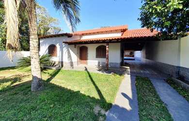 Imagem: A casa possui 4 Dormitórios, 1 Banheiro, 4 Vagas na garagem