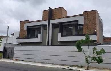 Imagem: A casa possui 2 Dormitórios, 1 Banheiro, 2 Vagas na garagem