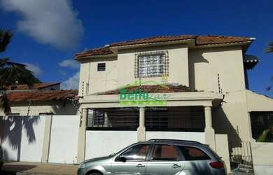 Imagem: A casa possui 4 Dormitórios, 2 Banheiros, 3 Vagas na garagem