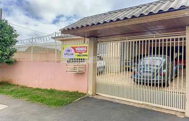 Imagem: A casa possui 2 Dormitórios, 1 Banheiro, 2 Vagas na garagem