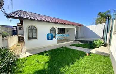 Imagem: A casa possui 3 Dormitórios, 2 Banheiros, 2 Vagas na garagem