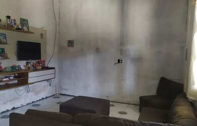 Imagem: A casa possui 3 Dormitórios, 2 Banheiros, 2 Vagas na garagem