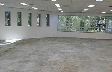 Imagem: O depósito possui 5 Vagas na garagem, 245m² de Área e está