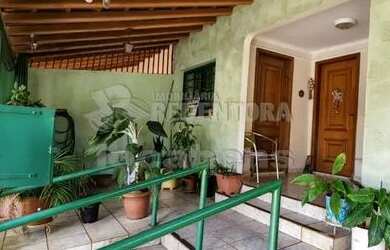 Imagem: A casa possui 4 Dormitórios, 4 Banheiros, 4 Vagas na garagem