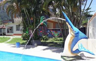 Imagem: A casa possui 3 Dormitórios e 5 Vagas na garagem e está localizado