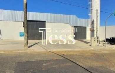 Imagem: O depósito possui 4 Vagas na garagem, 880m² de Área e está