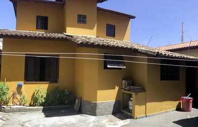 Imagem: A casa possui 4 Dormitórios, 2 Banheiros, 3 Vagas na garagem