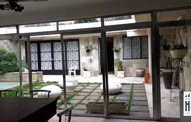 Imagem: A casa possui 4 Dormitórios, 3 Banheiros, 5 Vagas na garagem