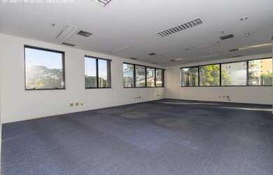 Imagem: O depósito possui 5 Vagas na garagem e 280m² de Área e está