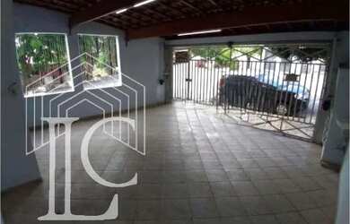 Imagem: A casa possui 4 Dormitórios, 5 Banheiros, 3 Vagas na garagem