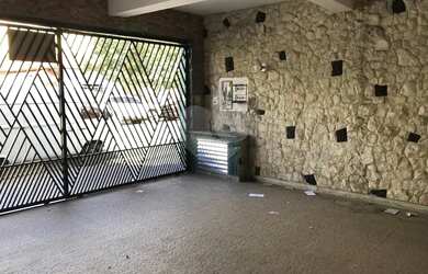 Imagem: A casa possui 4 Dormitórios, 2 Banheiros, 2 Vagas na garagem