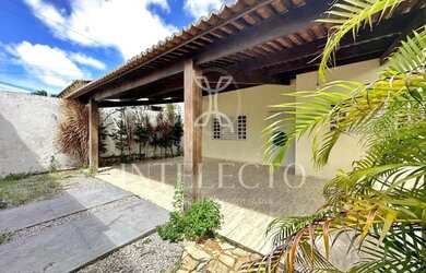 Imagem: A casa possui 3 Dormitórios, 3 Banheiros, 2 Vagas na garagem