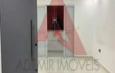 Imagem: A casa possui 1 Dormitório, 1 Banheiro, 1 Vaga na garagem