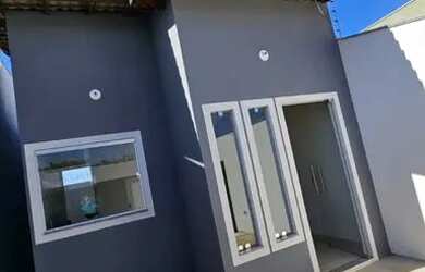 Imagem: A casa possui 3 Dormitórios, 1 Banheiro, 2 Vagas na garagem