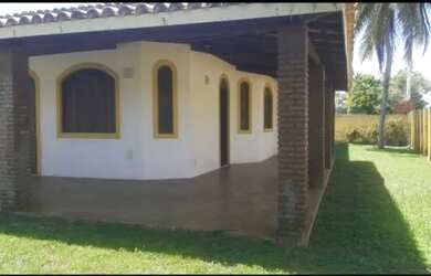 Imagem: A casa possui 3 Dormitórios, 1 Banheiro, 2 Vagas na garagem