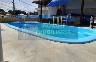 Imagem: A casa possui 3 Dormitórios, 2 Banheiros, 2 Vagas na garagem