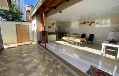 Imagem: A casa possui 3 Dormitórios, 2 Banheiros, 1 Vaga na garagem