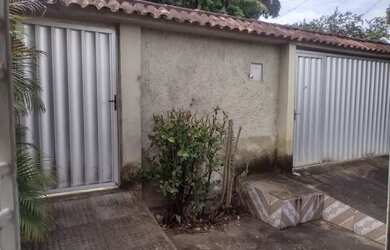 Imagem: A casa possui 3 Dormitórios, 2 Banheiros, 1 Vaga na garagem