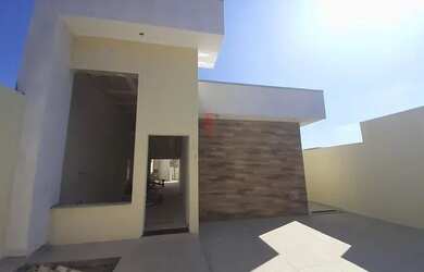 Imagem: A casa possui 3 Dormitórios, 2 Banheiros, 2 Vagas na garagem