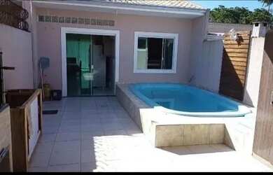 Imagem: A casa possui 2 Dormitórios, 2 Banheiros, 2 Vagas na garagem