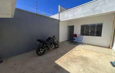 Imagem: A casa possui 2 Dormitórios, 2 Banheiros, 2 Vagas na garagem