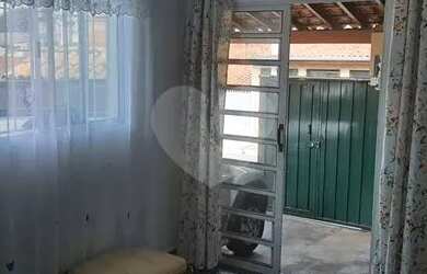 Imagem: A casa possui 3 Dormitórios, 2 Banheiros, 5 Vagas na garagem