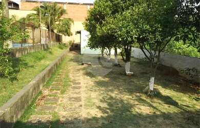 Imagem: A casa possui 4 Dormitórios, 3 Banheiros, 4 Vagas na garagem