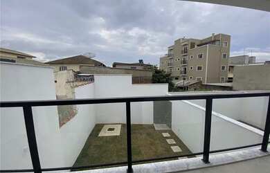 Imagem: A casa possui 3 Dormitórios, 4 Banheiros, 2 Vagas na garagem