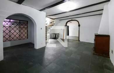 Imagem: A casa possui 3 Dormitórios, 2 Banheiros, 3 Vagas na garagem