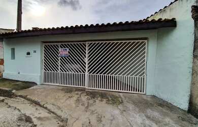 Imagem: A casa possui 2 Dormitórios, 1 Banheiro, 2 Vagas na garagem