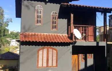 Imagem: A casa possui 3 Dormitórios, 3 Banheiros, 5 Vagas na garagem