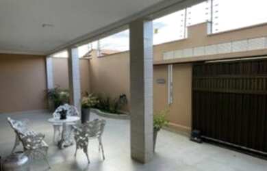 Imagem: A casa possui 3 Dormitórios, 2 Banheiros, 1 Vaga na garagem